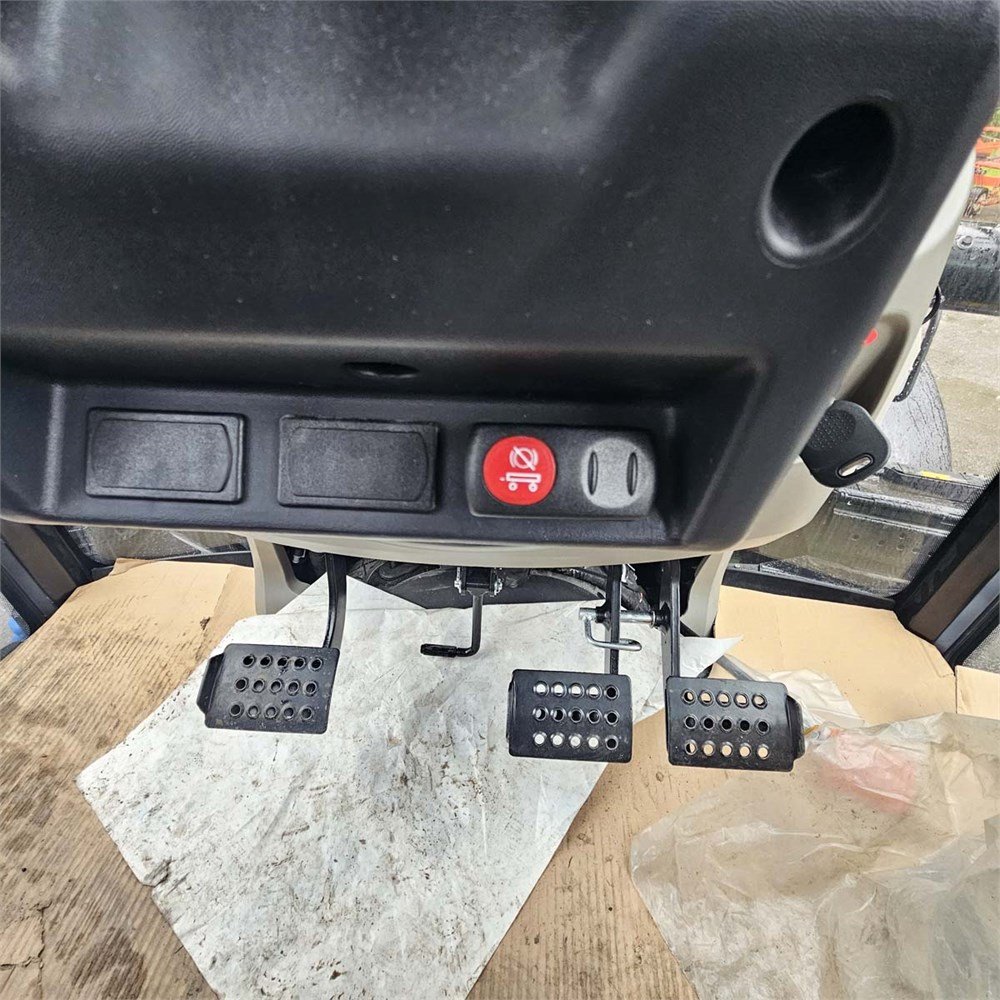Case IH Farmall 100 A – Image 35