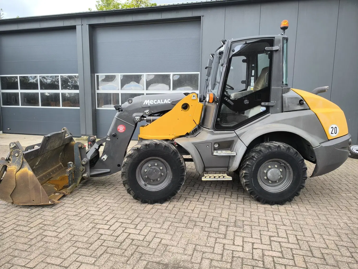 Mecalac AS 700 – Image 8